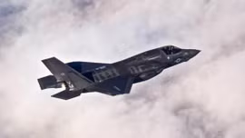 F-35 lần đầu tiên hạ cánh xuống tàu sân bay
