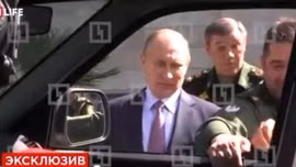 Ông Putin không nhịn được cười vì cấp dưới hấp tấp