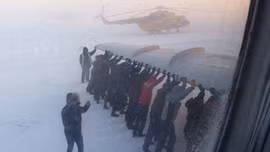 Hành khách đẩy… máy bay đóng băng tại Siberia 
