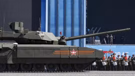 Xe tăng Armata đột ngột bất động trên Quảng trường Đỏ