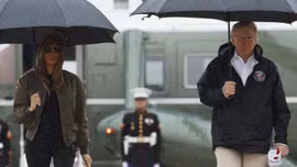 Sau khi bão Harvey tàn phá Texas, Tổng thống Trump lập tức đáp máy bay thị sát 