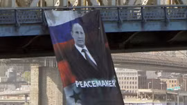 Mỹ luống cuống vì biểu ngữ ông Putin trên cầu cao