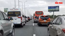 Giao thông ùn tắc khi qua trạm thu phí cao tốc TP Hồ Chí Minh - Long Thành - Dầu Giây