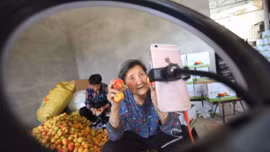 Cụ bà 80 tuổi Livestream bán hàng, 'chốt đơn' ầm ầm trong thời dịch