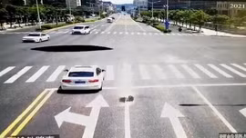 Hố tử thần ‘nuốt chửng’ ô tô đang đi trên đường ở Trung Quốc