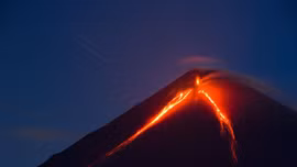 Núi lửa hoạt động mạnh tại bán đảo Kamchatka
