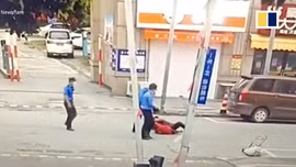 Video cán bộ quản lý đô thị đẩy ngã cụ già bán hàng rong 72 tuổi gây phẫn nộ ở Trung Quốc