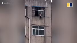 Thiếu niên dũng cảm giải cứu bé gái 2 tuổi mắc kẹt lơ lửng trên tầng 6