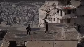 Thanh niên Syria tập thể thao mạo hiểm trên các tòa nhà đổ nát