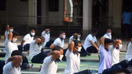 Cảnh sát Bangladesh luyện yoga tập thể giảm căng thẳng do COVID-19