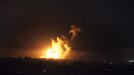 Video Israel không kích Gaza, triển khai xe tăng gần biên giới Liban