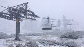 Kỳ lạ tuyết rơi giữa mùa hè ở California, Mỹ