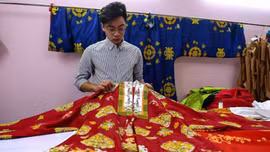 Hãng AFP đưa tin về nhà thiết kế trẻ đam mê cổ phục Việt Nam