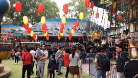 Đón năm mới 2020, dân Thủ đô đổ ra ngoại thành và công viên 