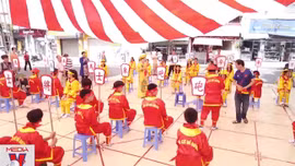 Độc đáo thi đấu trình diễn cờ người tại phố đi bộ Hồ Gươm