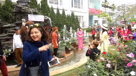 Đua nhau dẫm cỏ, vít hoa để chụp ảnh tại Lễ hội hoa hồng Bungaria 2018