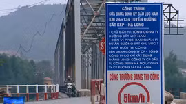 Tai nạn rình rập trên cây cầu 'đau khổ' dùng chung giữa đường bộ với đường sắt