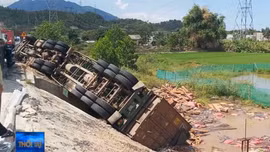 Xe đầu kéo bị lật trước khi vào hầm Hải Vân