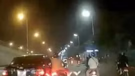 Ô tô tông xe máy rồi bỏ chạy