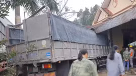 Xe container và xe tải lao vào nhà dân tại Hà Tĩnh