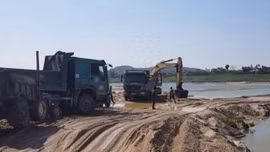 Doanh nghiệp ngang nhiên khai thác cát sau khi bị thu hồi giấy phép