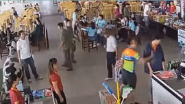 Tạm đình chỉ công tác thượng úy công an tát nhân viên bán hàng