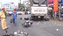 Xe tải tông hàng loạt xe máy dừng chờ đèn đỏ tại An Giang