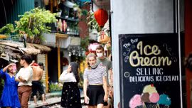 Tái diễn cà phê đường tàu đón du khách nước ngoài đến check-in