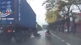 Thoát chết sau khi chui vào gầm container