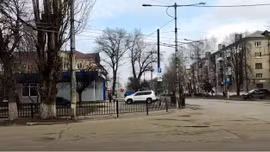 Đường phố Đông Ukraine vắng bóng người, loa phóng thanh chỉ dẫn nơi trú ẩn