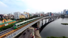 Người dân Thủ đô hào hứng với tàu đường sắt Cát Linh - Hà Đông