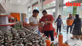 Người dân đến tìm đến các cửa hàng để mua thiết bị PCCC.
