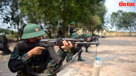 Tân binh Trung đoàn Gia Định khổ luyện trên thao trường.