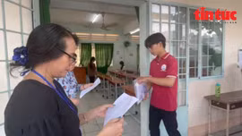 Thí sinh tự tin bước vào bài thi môn tổ hợp kỳ thi tốt nghiệp THPT 2024