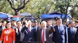 Giáo sư, Tiến sĩ Nguyễn Phú Trọng, Tổng Bí thư, Chủ tịch nước, cựu học sinh trường THPT Nguyễn Gia Thiều đến dự Lễ kỷ niệm 70 năm Ngày thành lập Trường Nguyễn Gia Thiều. Ảnh: Trí Dũng/TTXVN
