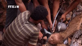 Hình ảnh nhói lòng về những đứa trẻ ở Gaza dưới làn bom đạn
