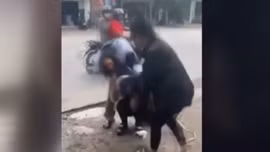 Điều tra việc nữ sinh bị đánh hội đồng trước trường học