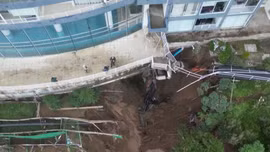 Video tòa nhà tại Chile trực chờ đổ sụp do mưa lớn, lở đất