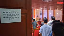 Hà Nội: Thức nguyên đêm chờ đấu giá, giá đất trúng cao hơn 18 lần giá khởi điểm 