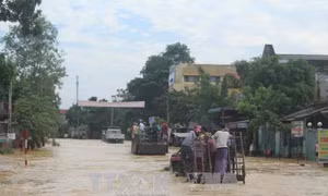 Phó Chủ tịch Quốc hội thăm hỏi đồng bào vùng lũ Thanh Hóa 