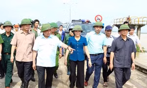 Thủ tướng đề nghị Ninh Bình sẵn sàng ứng cứu, bảo vệ đê và người dân