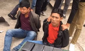 Bắt quả tang 2 đối tượng giấu 15 bánh heroin trong hộc xe máy 