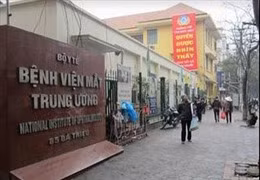 Bệnh viện Mắt Trung ương xem xét xử lý bác sỹ 'gác chân lên ghế'