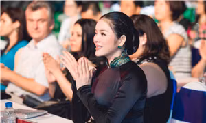 Lý Nhã Kỳ đẹp huyền bí trong đêm khai mạc Lễ hội áo dài TPHCM 2017 