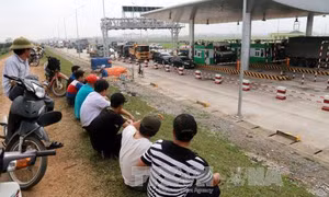Trên 50 ô tô chặn hai đầu trạm thu phí BOT tại Phú Thọ