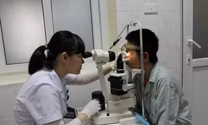 Suýt vỡ giác mạc vì nhiều mảnh kính cận găm vào mắt