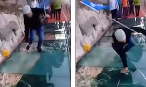 Cầu bằng kính trên núi cao 'nứt', du khách khóc thét