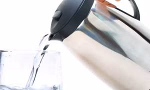 Ấm siêu tốc bị gỉ sét có nên dùng tiếp?