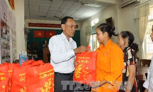 Công nhân phấn khởi đón Tết cổ truyền