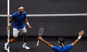 Không đồng điệu trong trận đánh đôi lịch sử, Nadal và Federer vẫn vui đùa cùng chiến thắng